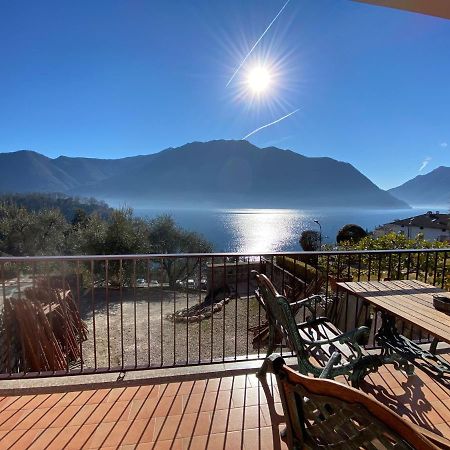 Big Apartment With Lake View And Two Bedrooms Sala Comacina Bagian luar foto