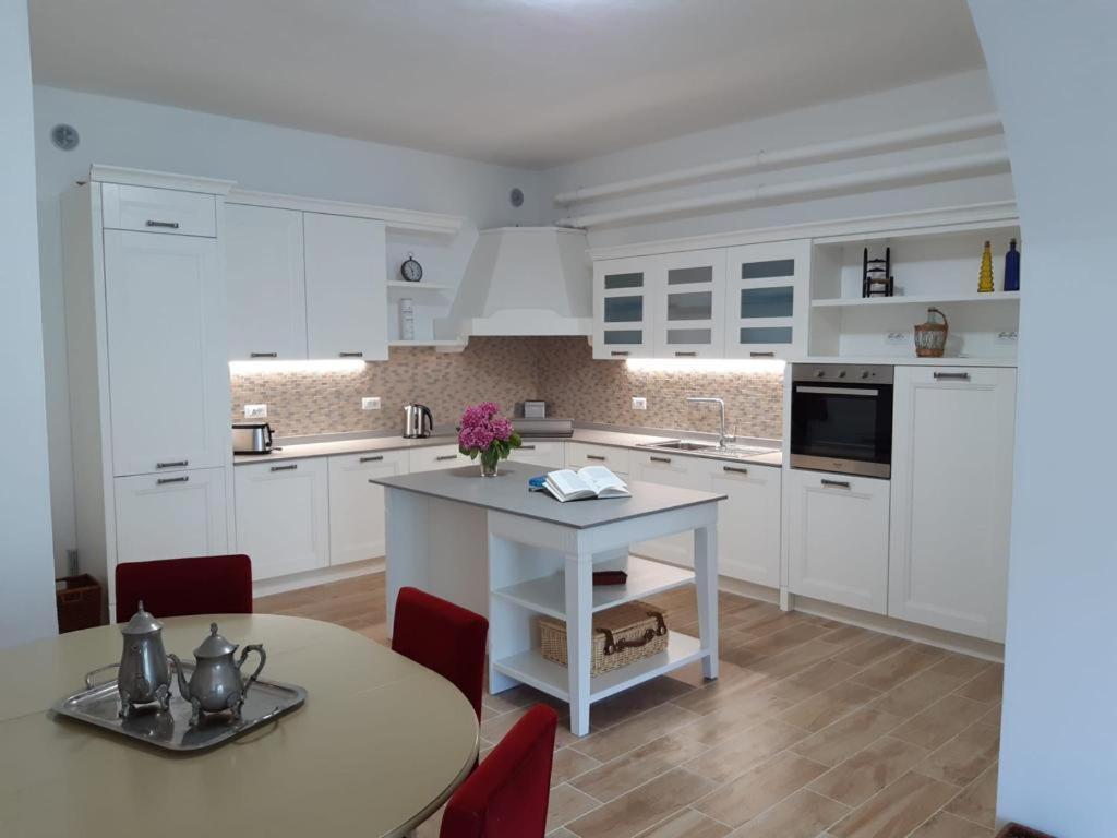 Big Apartment With Lake View And Two Bedrooms Sala Comacina Bagian luar foto