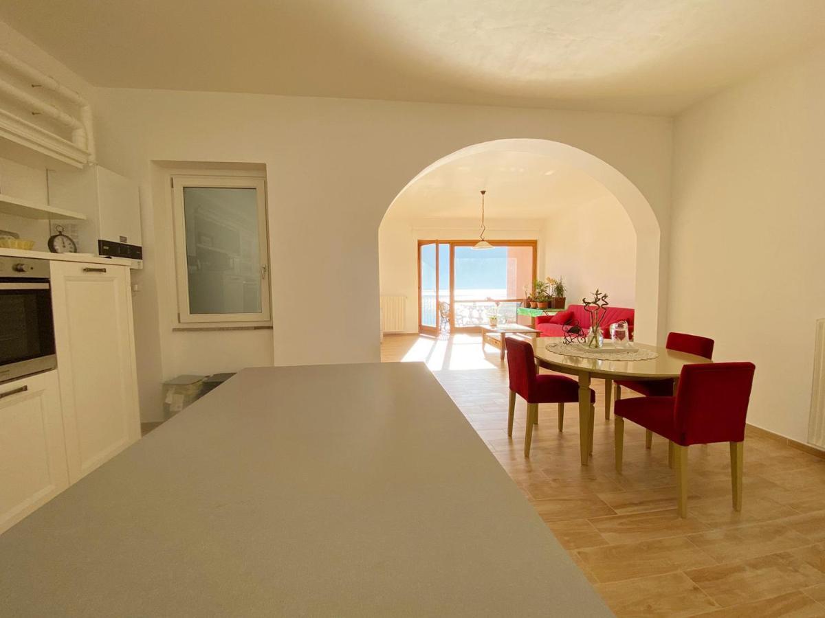Big Apartment With Lake View And Two Bedrooms Sala Comacina Bagian luar foto